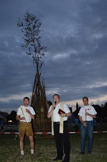 Foto von der Feuer-Segnung durch Pfarrer Krammer